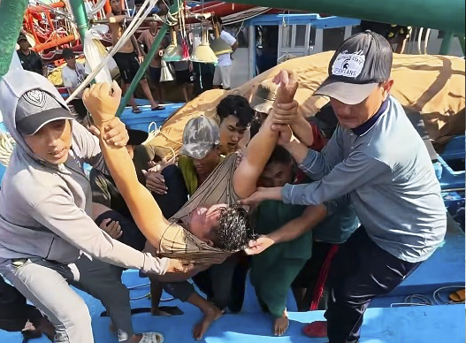 Xuống hầm tàu cá làm việc, 2 người rơi vào tình trạng nghiêm trọng nghi ngạt khí