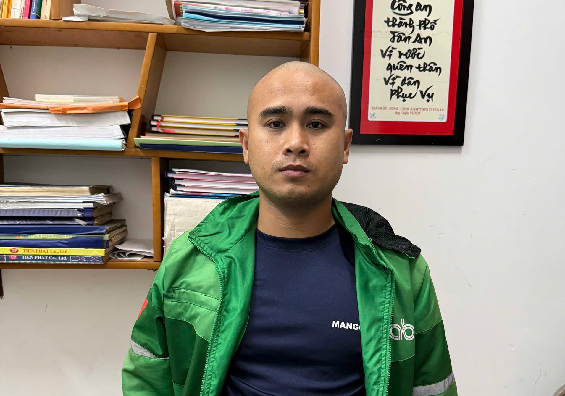 Tạm giữ đối tượng thực hiện liên tiếp 3 vụ cướp giật trong 1 giờ