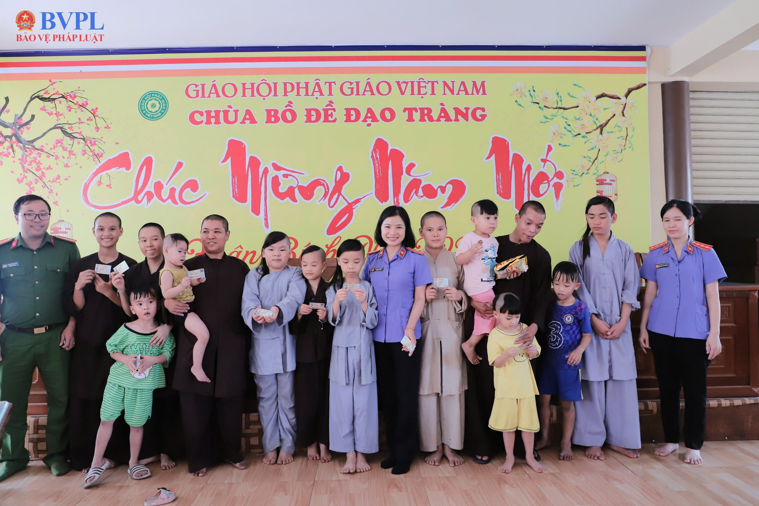 Sau kiến nghị của Viện kiểm sát, 17 trẻ em mồ côi nhận Căn cước công dân