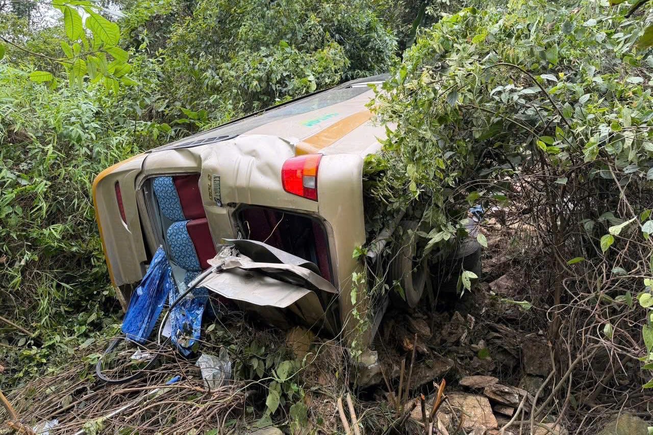 Xe khách lao xuống vực sâu ở Sơn La, 2 người tử vong