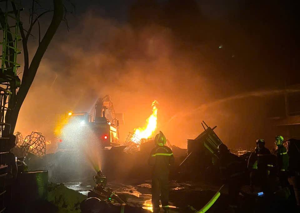 Kịp thời khống chế đám cháy bãi đất chứa dầu thải tại xã Đông Anh