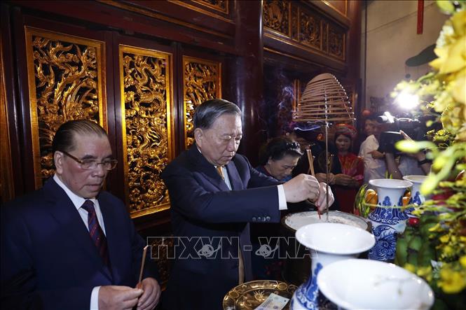 Trang nghiêm Lễ dâng hương tưởng niệm các Vua Hùng trên đỉnh núi Nghĩa Lĩnh