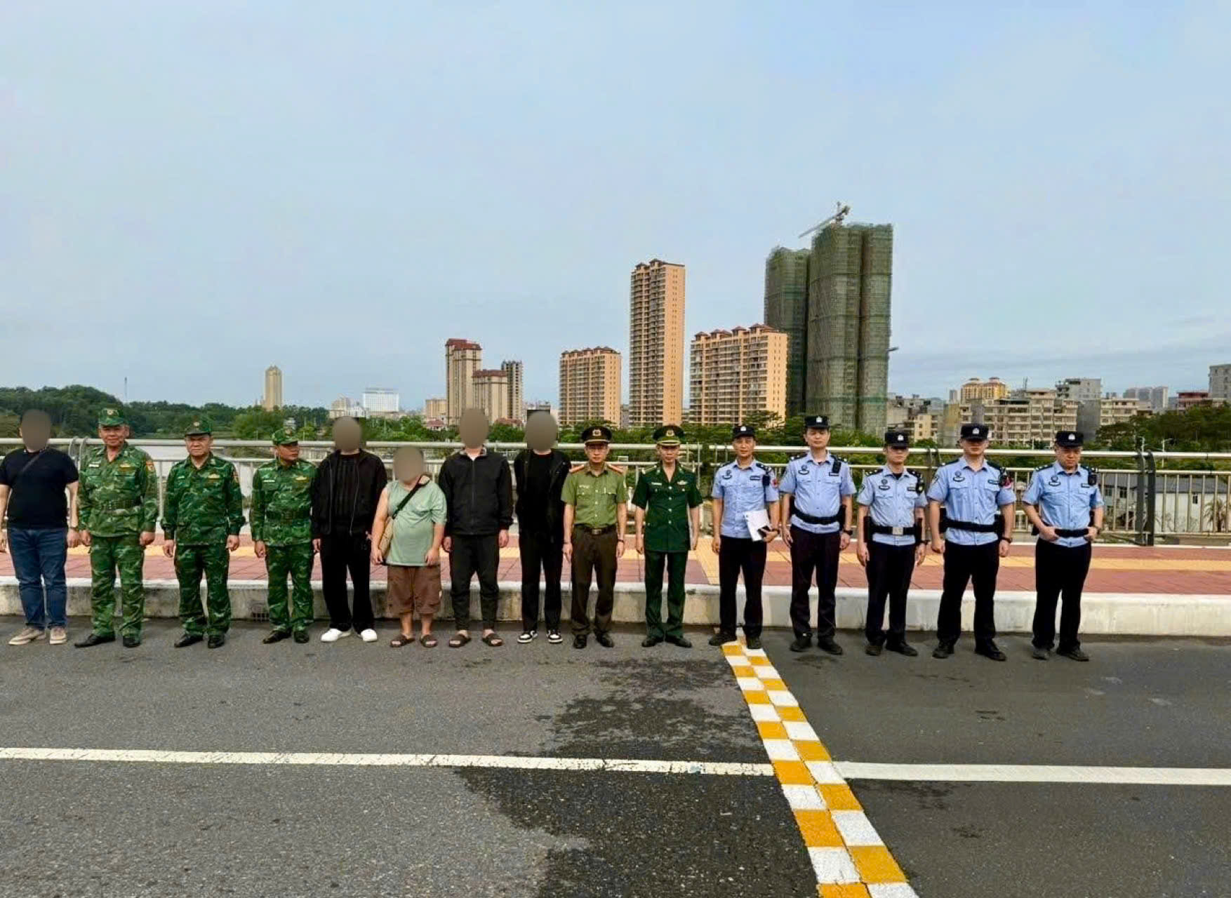 Quảng Ninh trao trả 8 công dân nước ngoài nhập cảnh trái phép