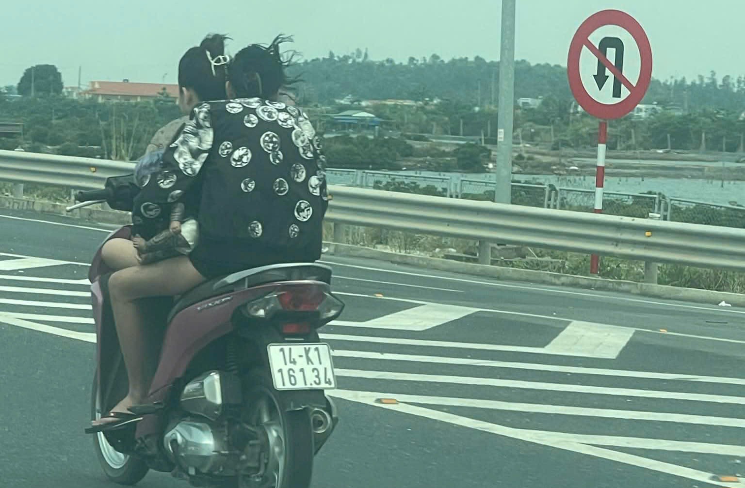 Thiếu nữ phóng xe mô tô chở người đi ngược chiều trên cao tốc, tổng tiền phạt gần 17 triệu đồng