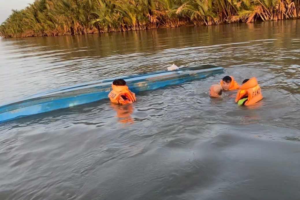 Cảnh sát kịp thời cứu người bị lật ghe giữa sóng lớn