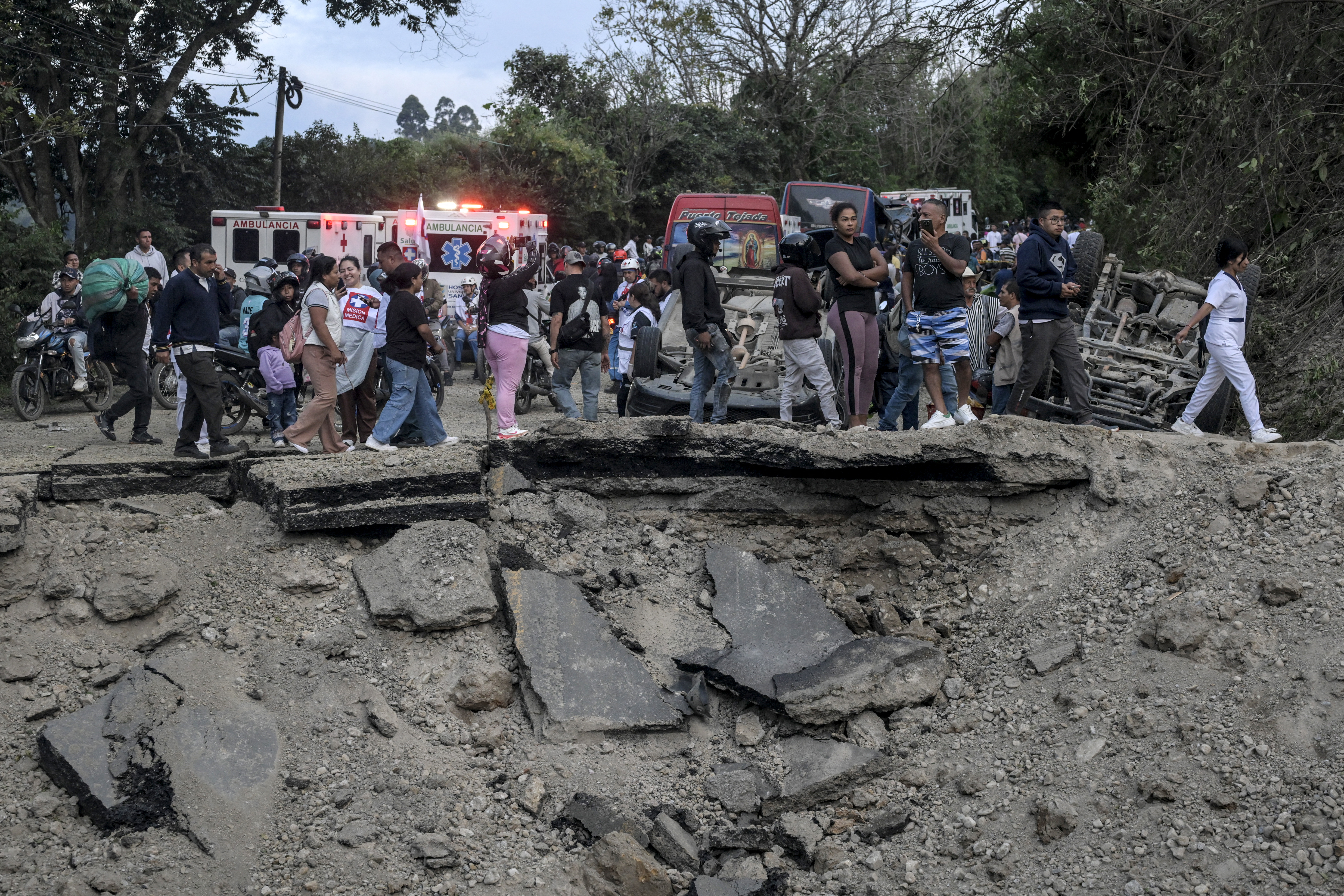 Hiện trường vụ đánh bom trên xa lộ ở Colombia khiến gần 60 người thương vong