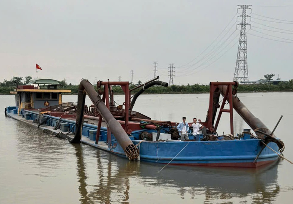 Công an tỉnh Ninh Bình tìm chủ sở hữu tàu khai thác cát trái phép trên sông Hồng