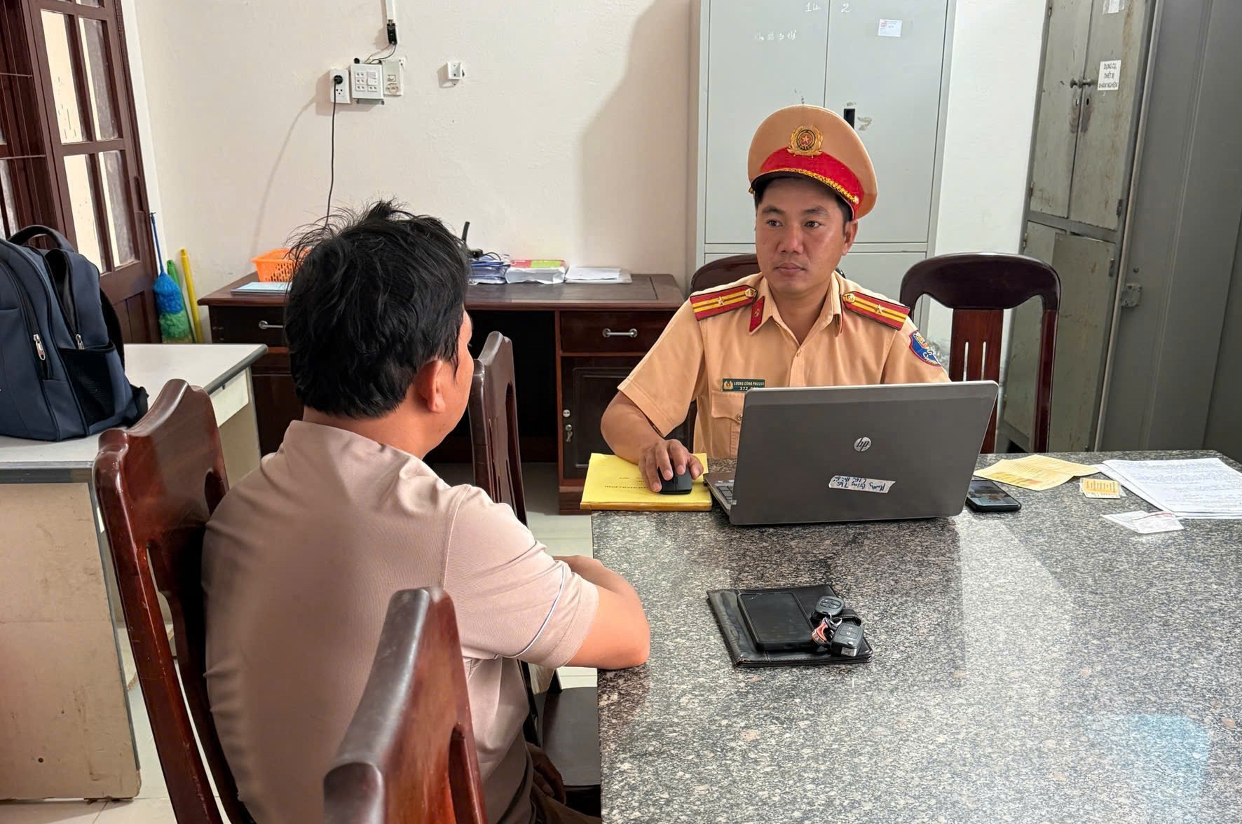 Xử phạt và trừ 2 điểm giấy phép lái xe tài xế xe tải vượt ẩu