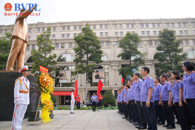 VKSND TP Hồ Chí Minh dâng hoa, báo công dâng Bác nhân kỷ niệm 50 năm ngày thành lập