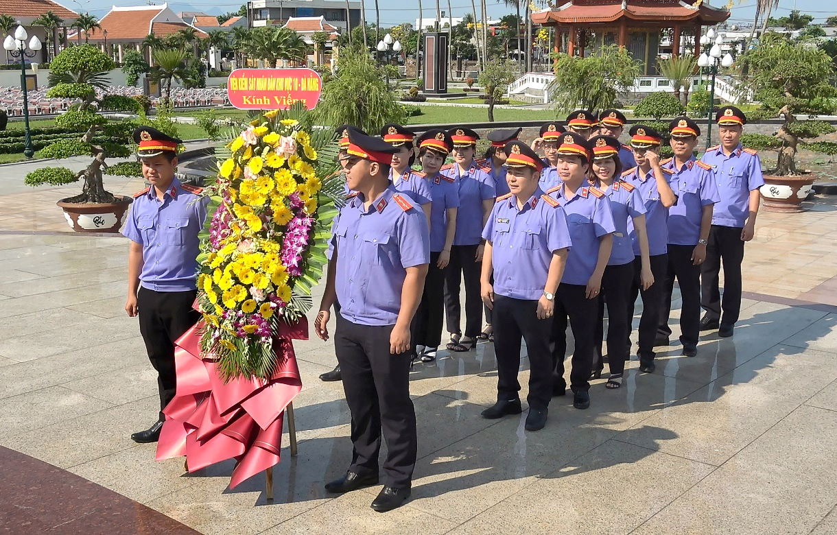 Tuổi trẻ VKSND khu vực 10, TP Đà Nẵng sôi nổi sinh hoạt chuyên đề, tri ân anh hùng liệt sĩ dịp 30 4