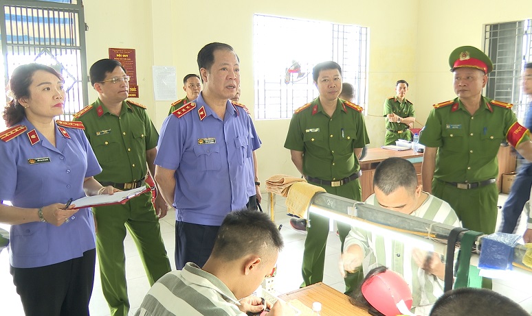 Phó Viện trưởng Trần Hải Quân kiểm tra việc thực hiện Quyết định đặc xá tại Trại giam Quảng Ninh