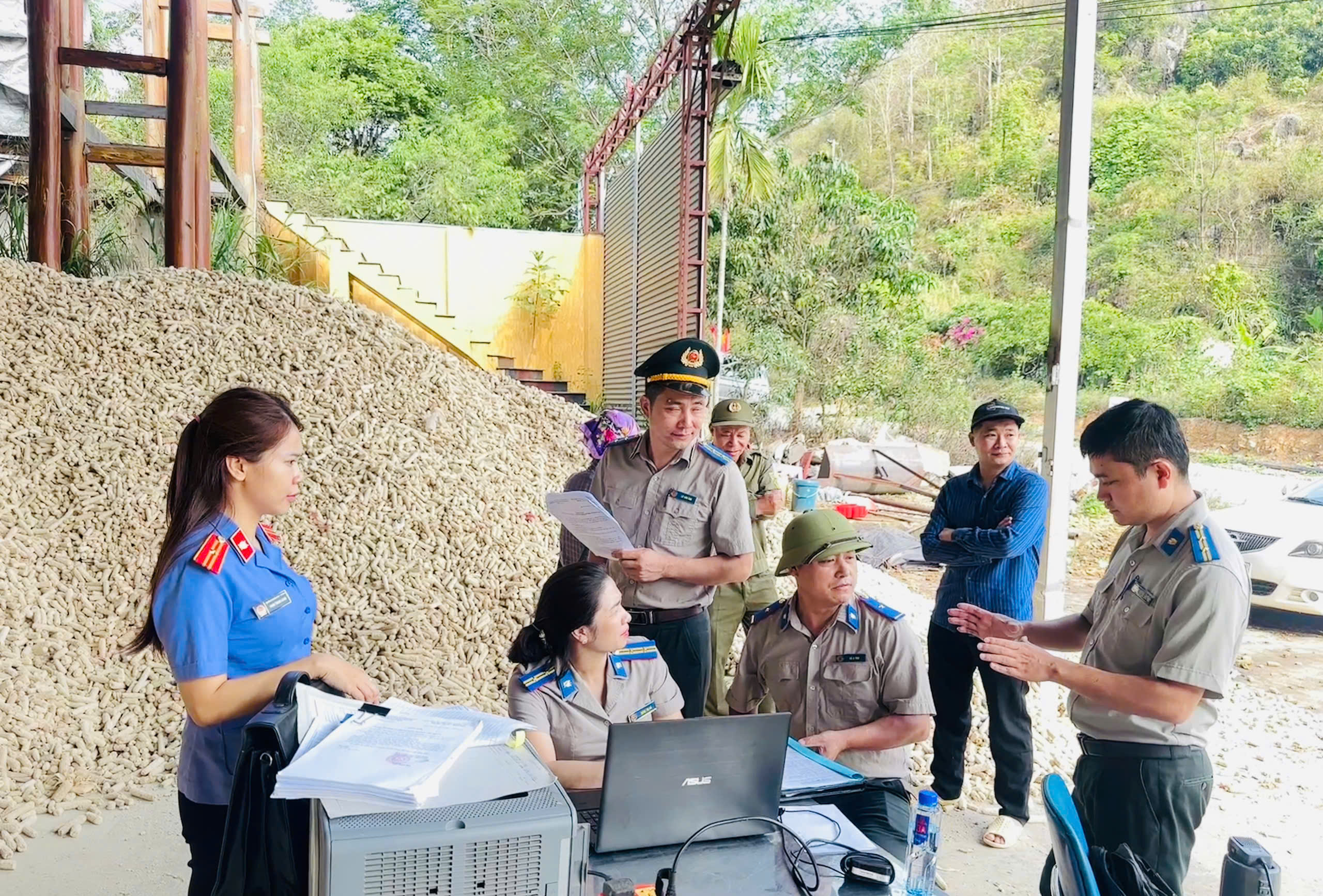 VKSND khu vực 4, tỉnh Sơn La kiểm sát cưỡng chế kê biên quyền sử dụng đất tại xã Mai Sơn