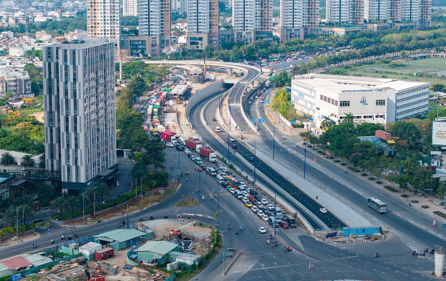 Dòng phương tiện ùn ùn rời TP Hồ Chí Minh, bắt đầu kỳ nghỉ lễ 30 4 - 1 5