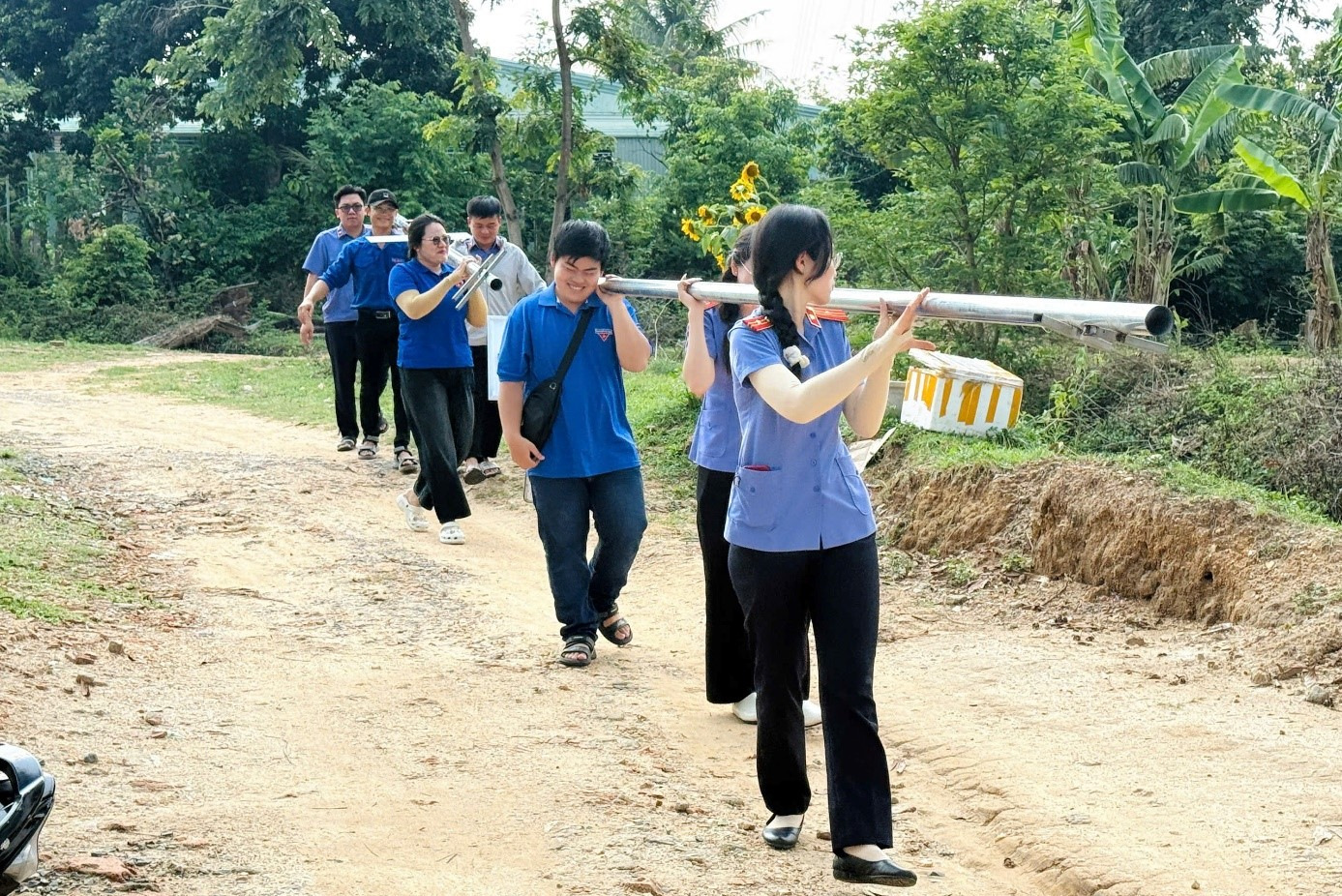 Chi đoàn VKSND khu vực 7 thắp sáng đường quê tại Quảng Ngãi