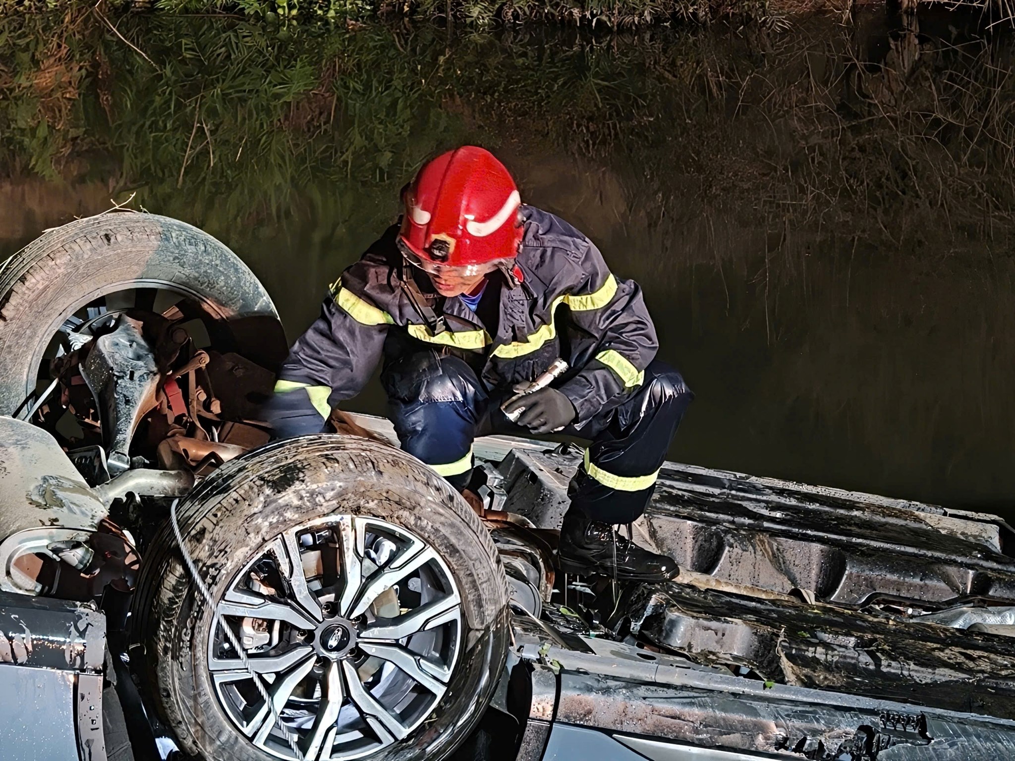 Cứu nam thanh niên mắc kẹt trong ô tô lật dưới mương nước giữa đêm
