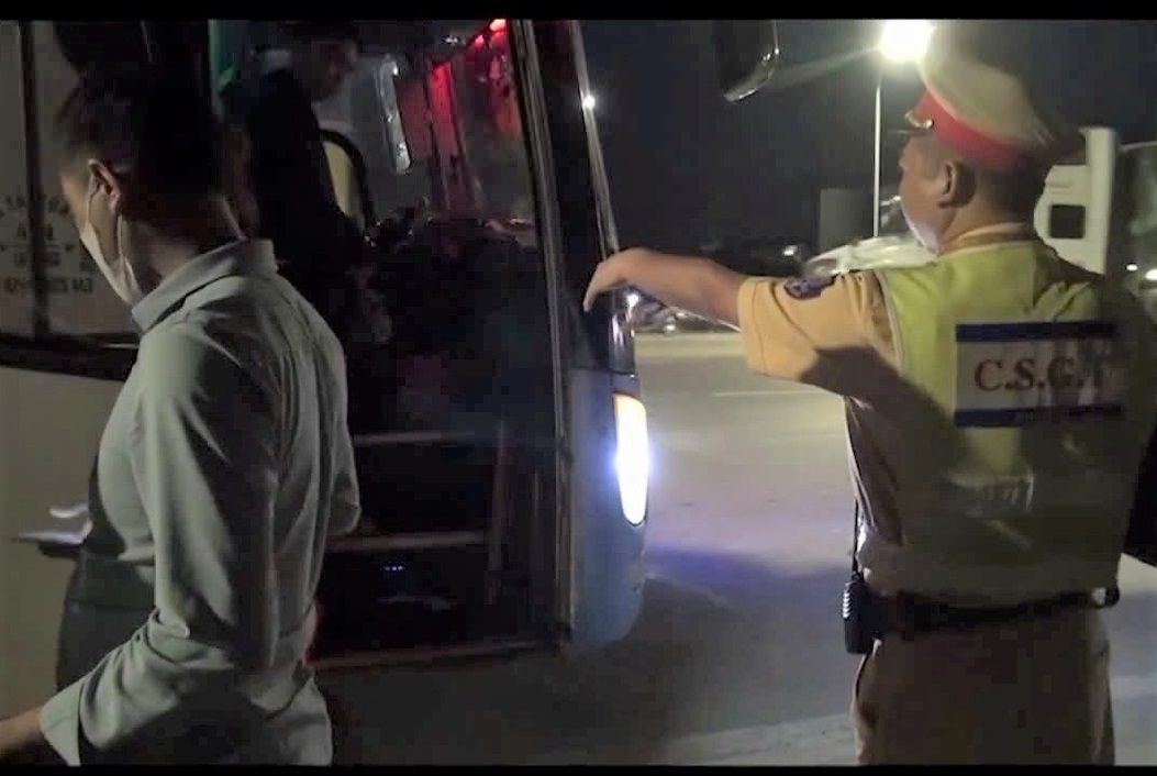 Xe khách Hải Phòng - Lào Cai chở vượt 21 người