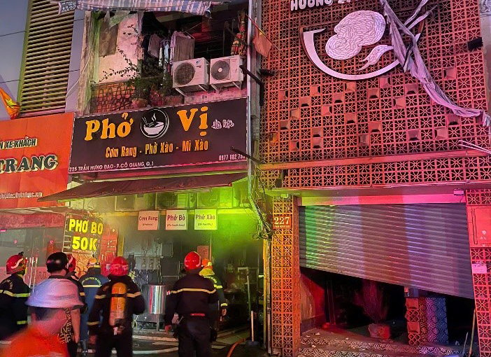 Cảnh sát kịp thời giải cứu 4 người mắc kẹt trong đám cháy đêm khuya
