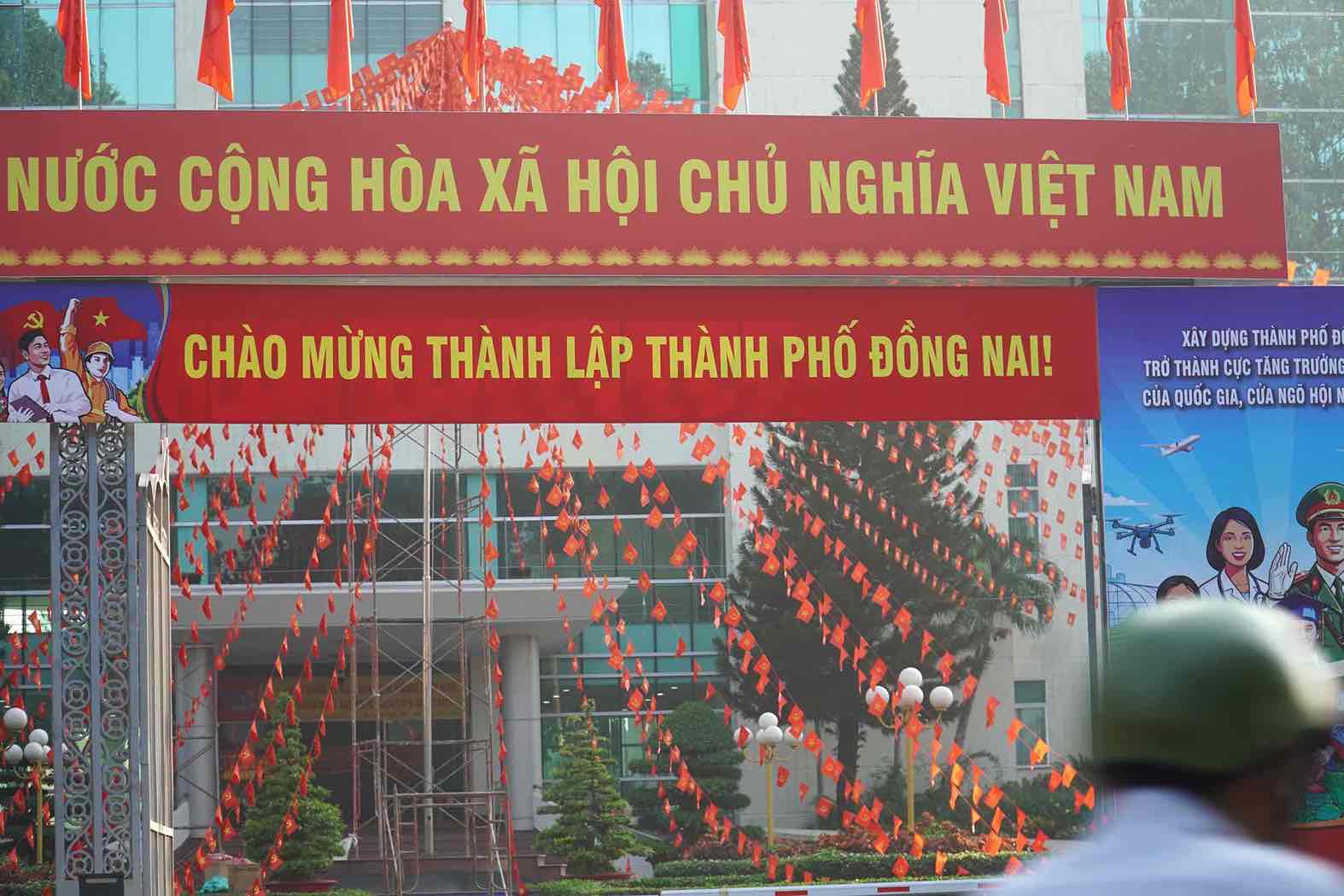 Đồng Nai rực rỡ cờ hoa, chính thức trở thành thành phố trực thuộc Trung ương
