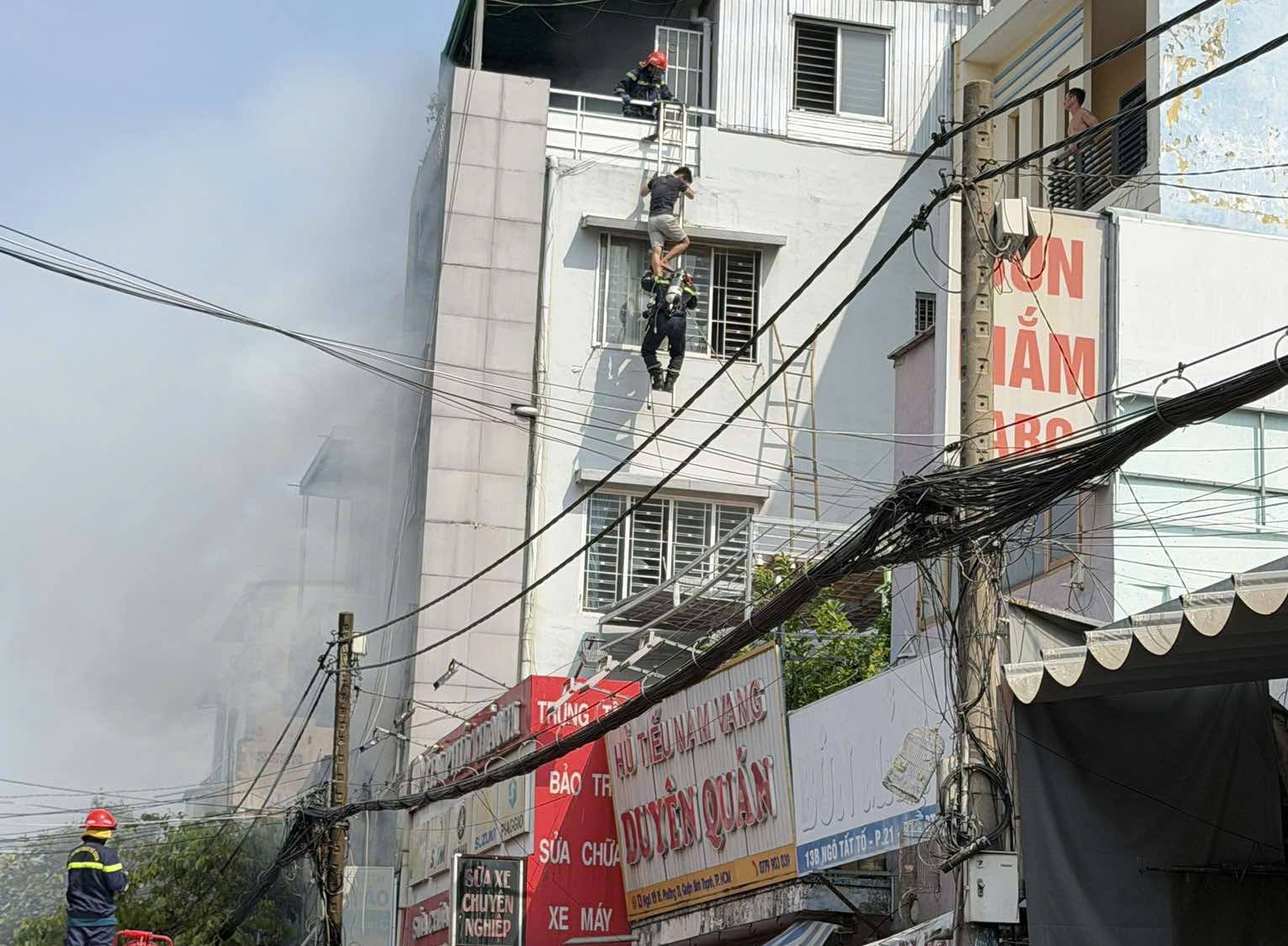 Cháy căn nhà nhiều tầng, Cảnh sát giải cứu 3 người mắc kẹt ra ngoài