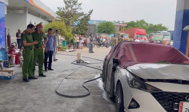 Kiểm sát khám nghiệm hiện trường vụ cháy xe ôtô khiến 2 người tử vong