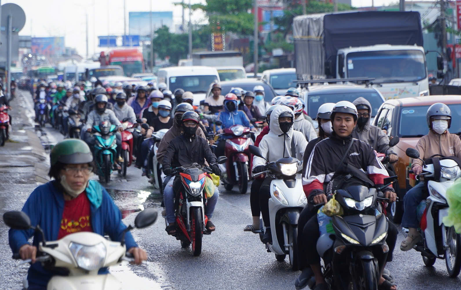 Người dân trở lại TP Hồ Chí Minh sau kỳ nghỉ lễ, cửa ngõ ùn tắc kéo dài