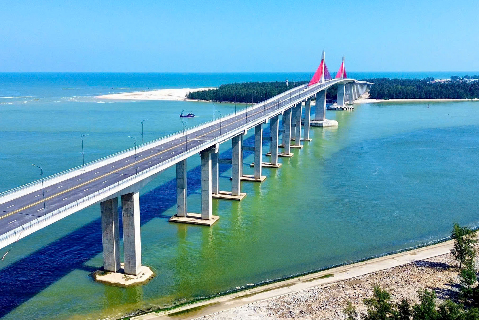 Cầu Thuận An trở thành cầu vượt biển dài nhất miền Trung