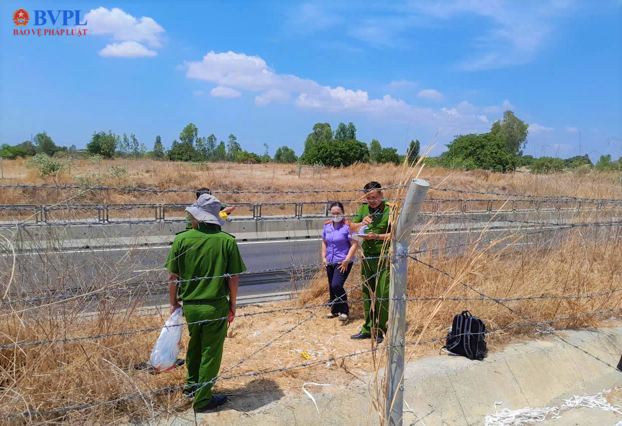 Kiểm sát khám nghiệm hiện trường vụ trộm hơn 700m cáp điện trên cao tốc Phan Thiết – Vĩnh Hảo