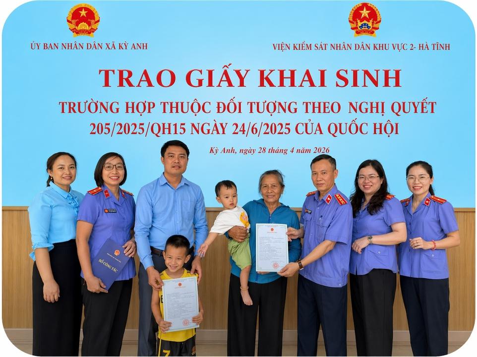 Trao giấy khai sinh cho 3 cháu bé sau khi tham gia giải quyết 2 vụ án ly hôn