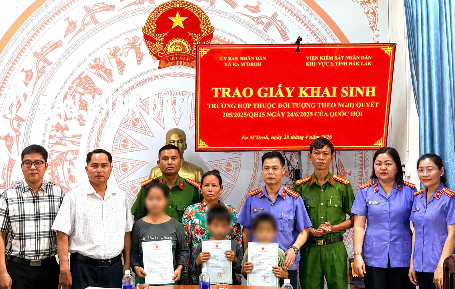 VKSND khu vực 3 phối hợp trao giấy khai sinh cho ba trẻ em tại xã Ea Mdroh