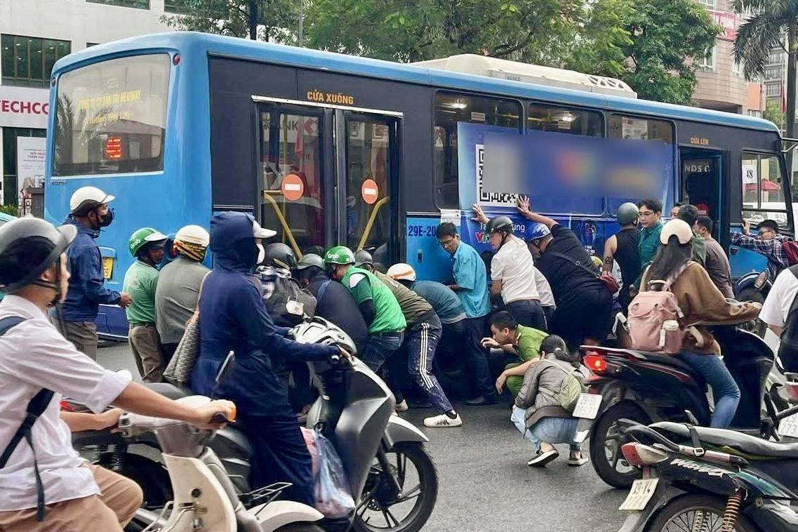 Kịp thời cứu nạn người phụ nữ bị mắc kẹt dưới gầm xe buýt sau va chạm giao thông