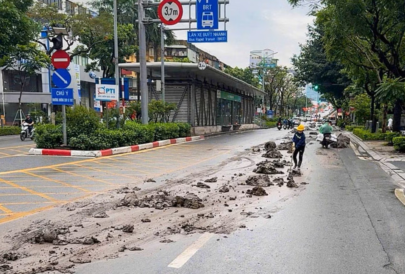 Xử phạt 34,5 triệu đồng tài xế xe tải làm rơi vãi bùn đất trên phố Láng Hạ