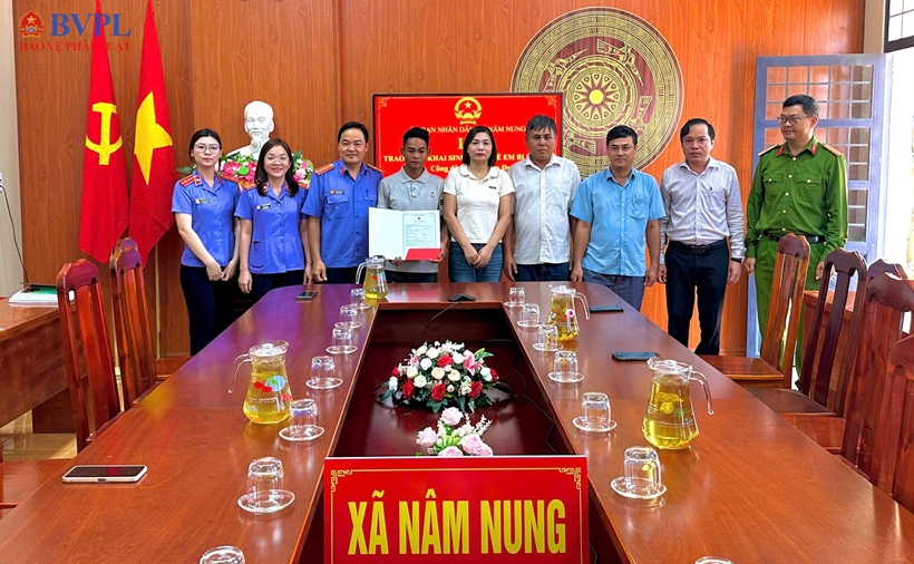 Từ kiến nghị của Viện kiểm sát, thanh niên khuyết tật lần đầu có giấy khai sinh