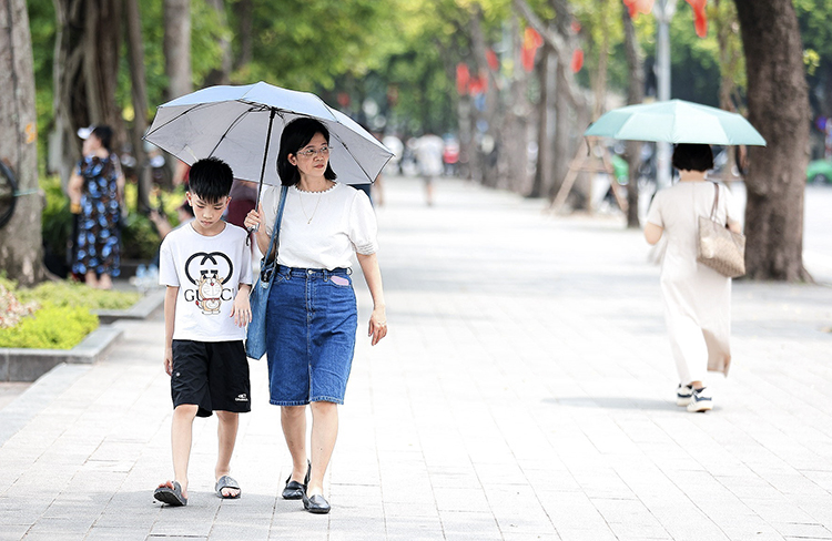 Nắng gia tăng trên diện rộng, cảnh báo mưa giông chiều tối