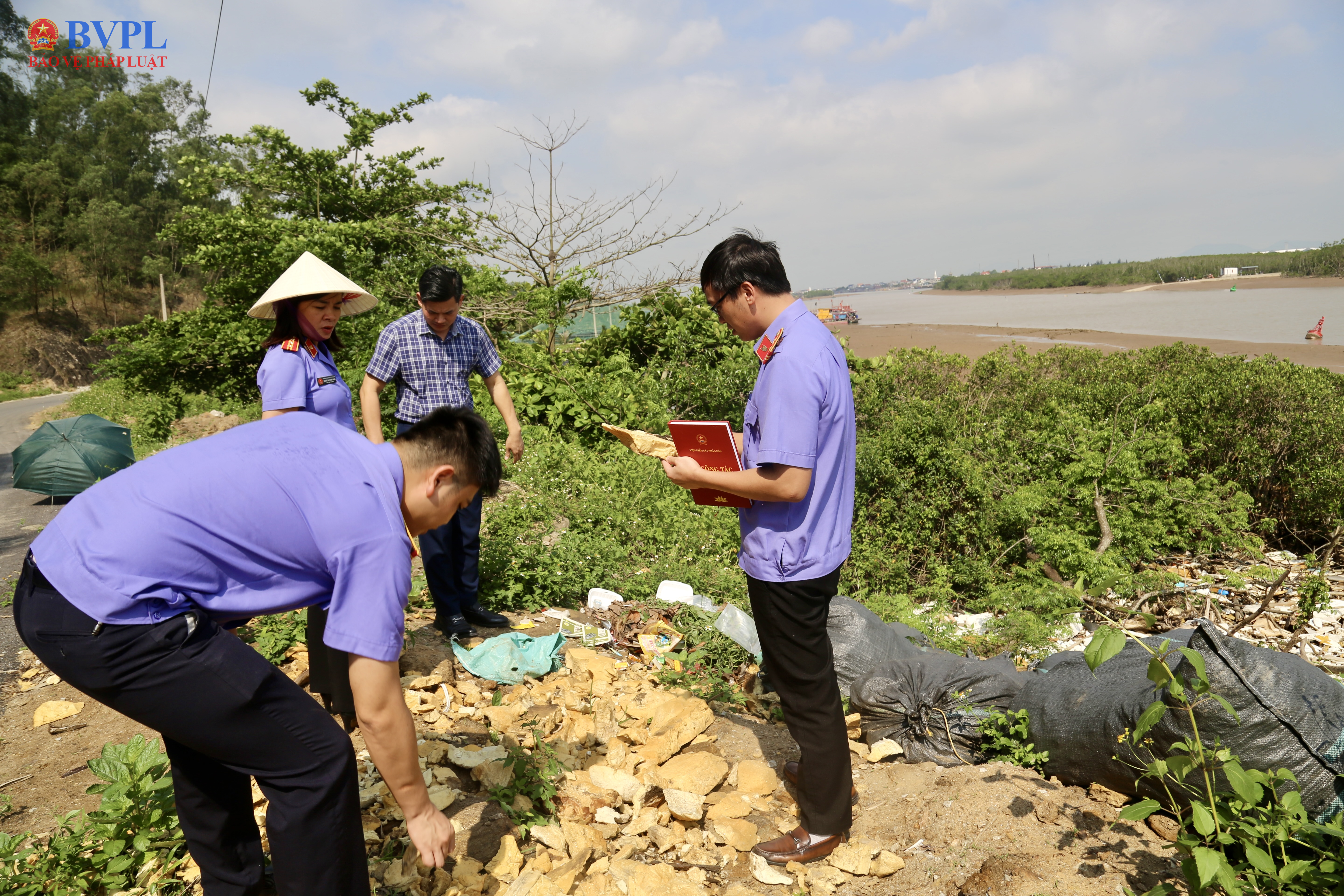 VKSND khu vực 4 - Thanh Hoá xác minh tình trạng xả rác bừa bãi ra Lạch Trường