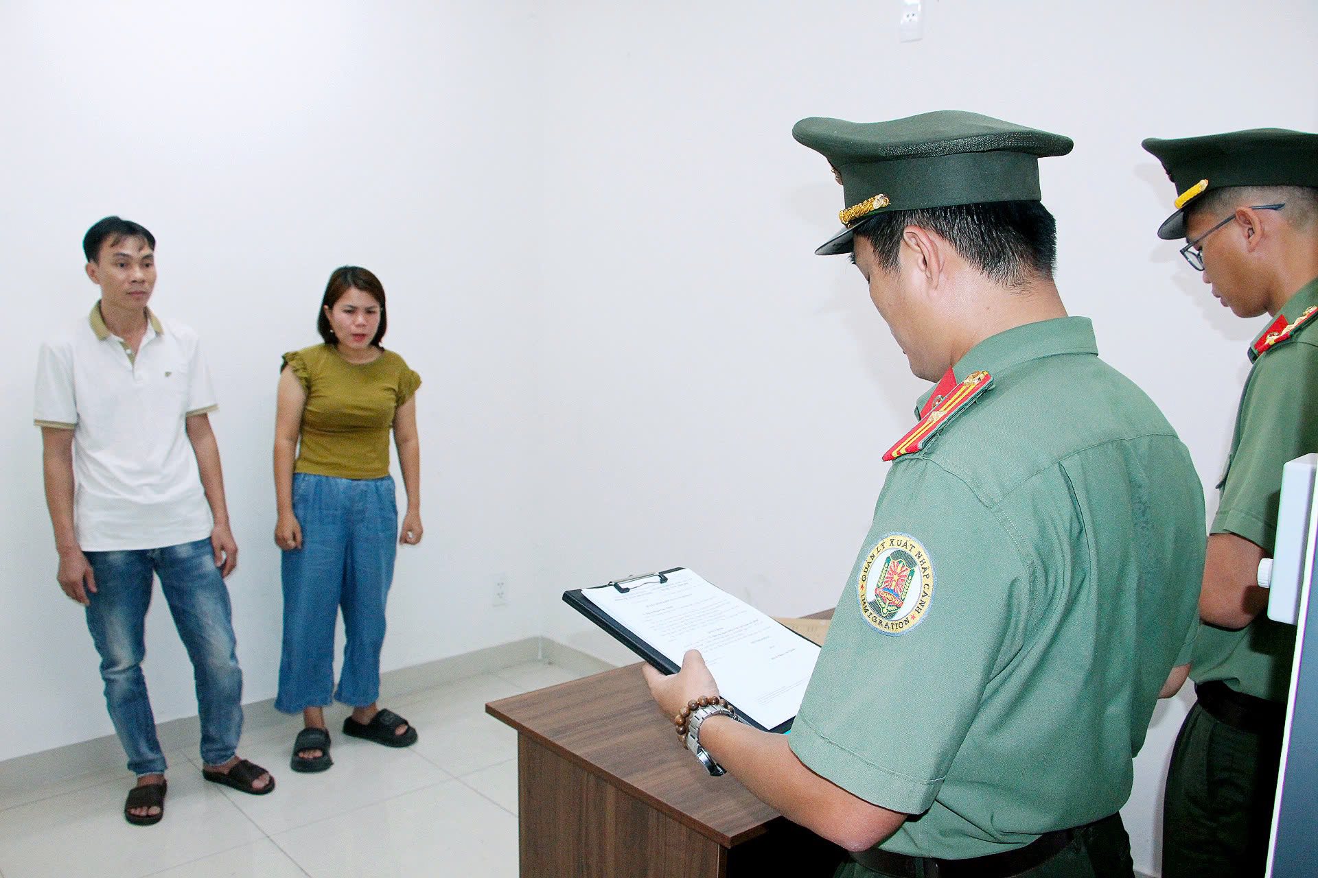 Khởi tố, bắt tạm giam hai vợ chồng “Tổ chức cho người khác ở lại Việt Nam trái phép”