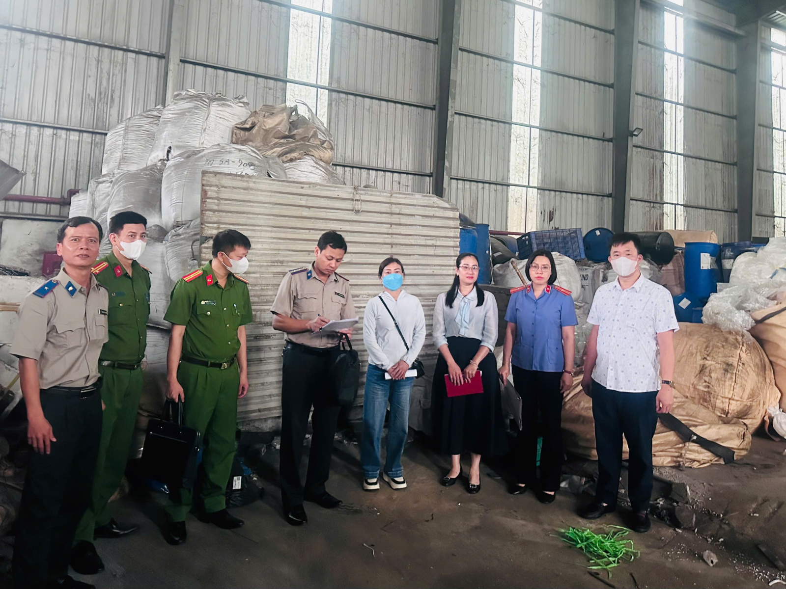 VKSND khu vực 4, tỉnh Hưng Yên Kiểm sát việc tiêu hủy vật chứng là chất thải nguy hại