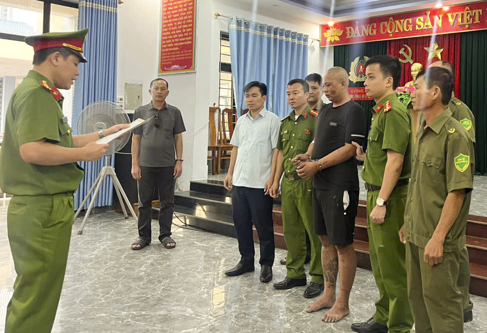 Bắt khẩn cấp đối tượng vào trụ sở Công an chém trọng thương một Đại uý