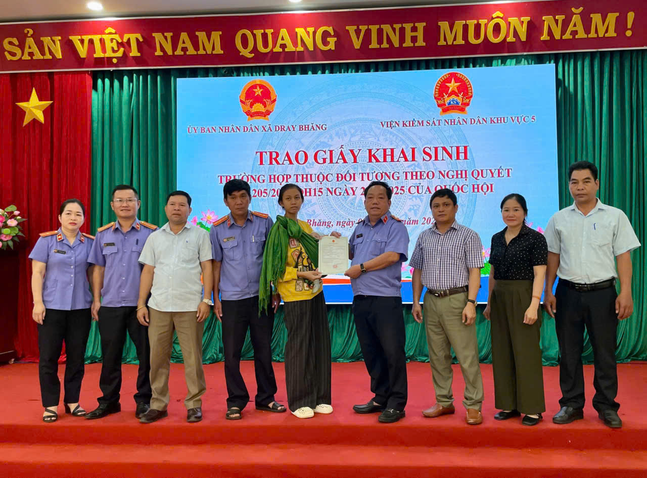 Viện kiểm sát vào cuộc cháu bé được cấp giấy khai sinh chỉ sau 3 ngày