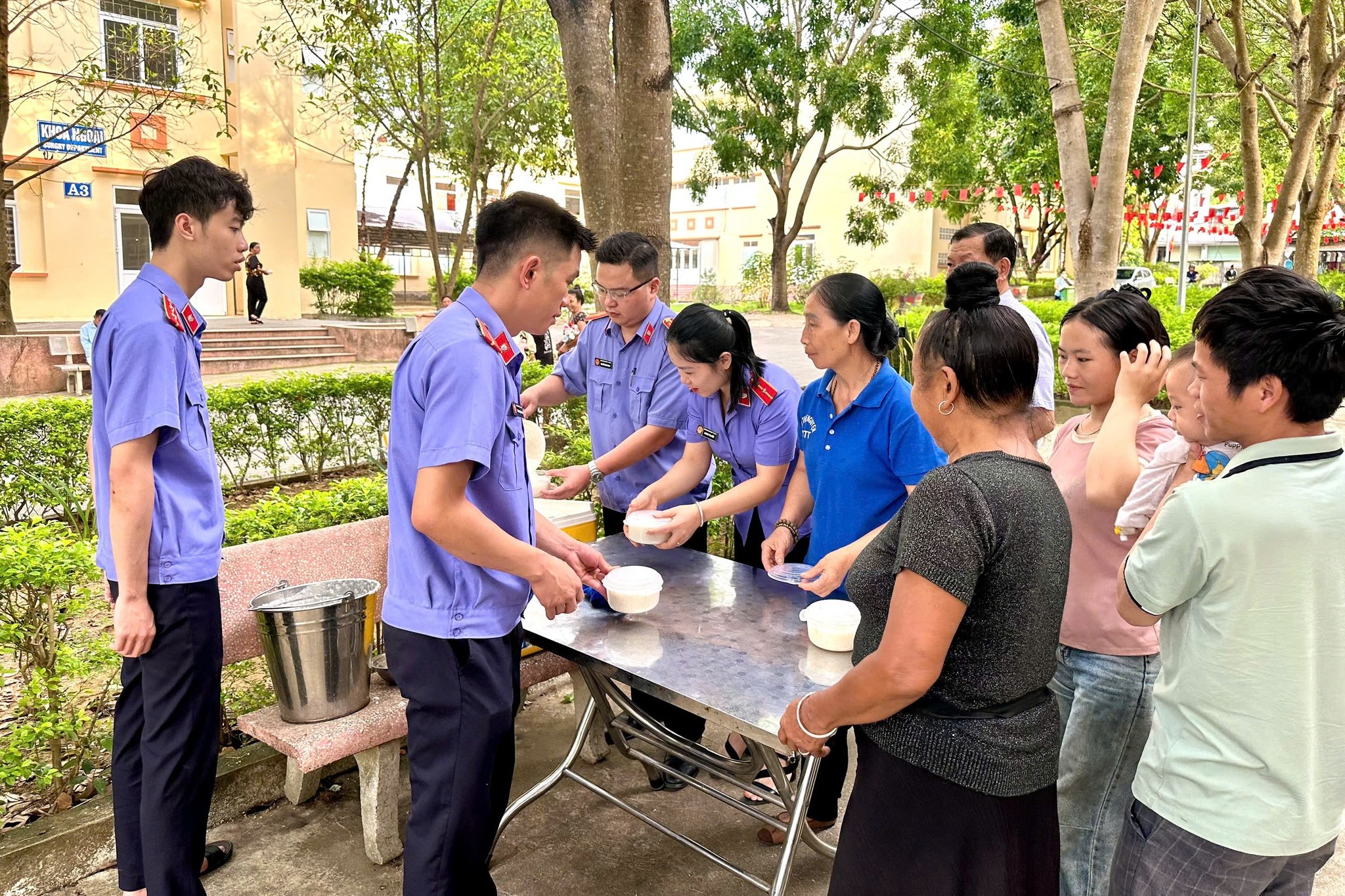 Chi đoàn VKSND khu vực 3, tỉnh Sơn La sẻ chia cùng bệnh nhân khó khăn