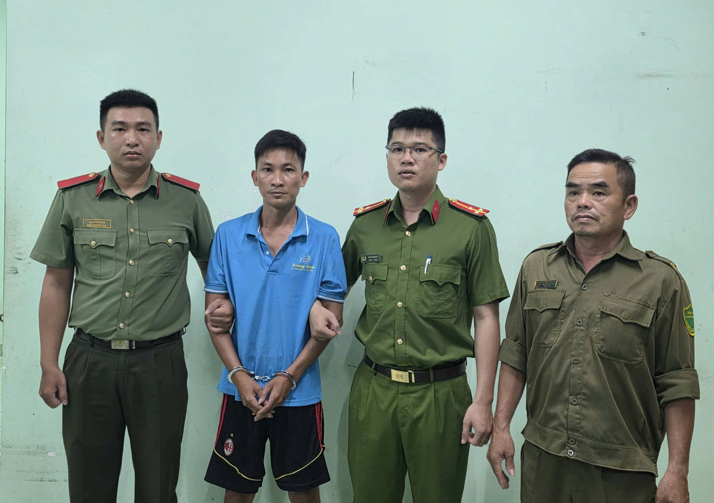 Bắt khẩn cấp cha dượng đánh con riêng của vợ về hành vi “Hành hạ người khác”
