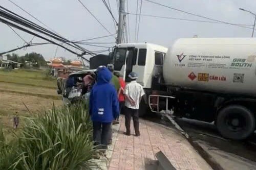 Ba phương tiện va chạm liên hoàn, một tài xế tử vong trong cabin
