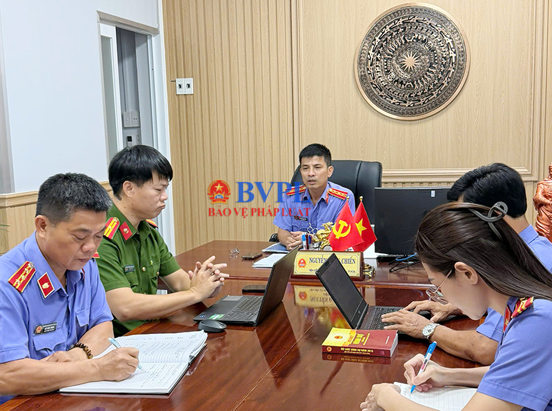 Phê chuẩn khởi tố mẹ ruột và “cha hờ” bạo hành bé trai 2 tuổi gây bức xúc dư luận
