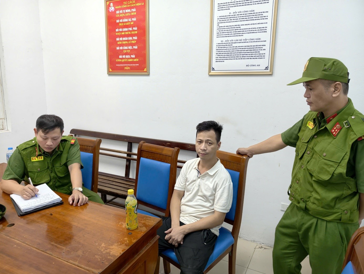 Khống chế đối tượng sử dụng hung khí gây thương tích cho người dân