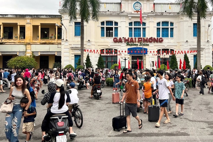 Tuyến tàu “food tour” Hà Nội - Hải Phòng hút khách nhờ ưu đãi lớn