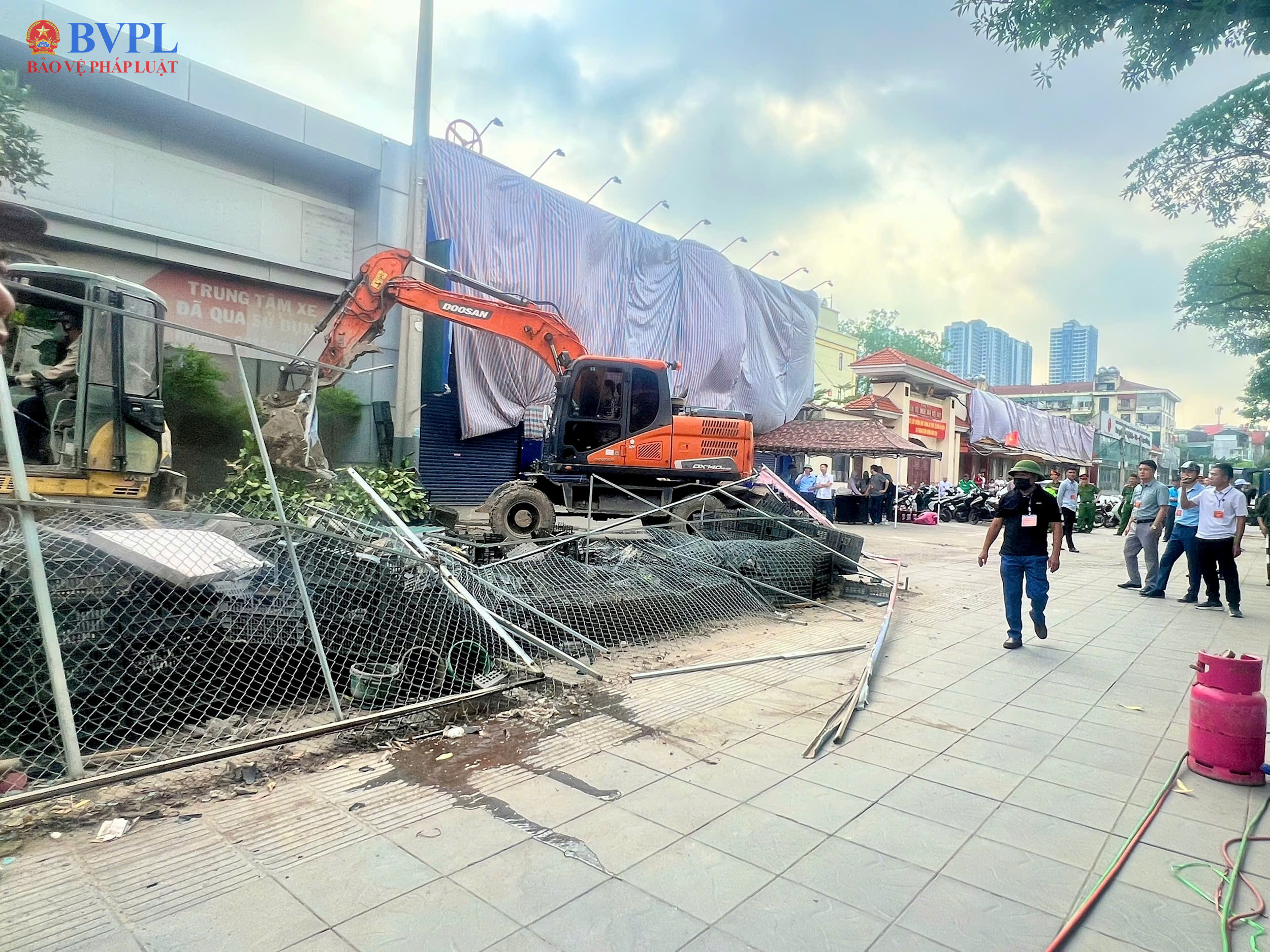 Xóa “điểm nóng” lấn chiếm đất công trên đường Cầu Diễn