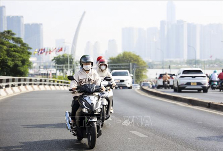 Bắc Bộ mưa dông, Nam Bộ nắng nóng gay gắt