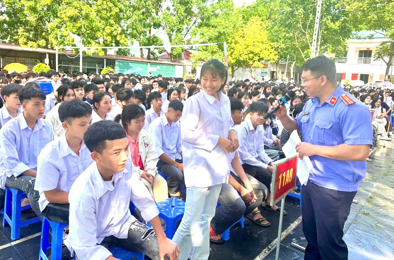 Phối hợp tuyên truyền pháp luật tại Trung tâm Giáo dục thường xuyên Sông Mã