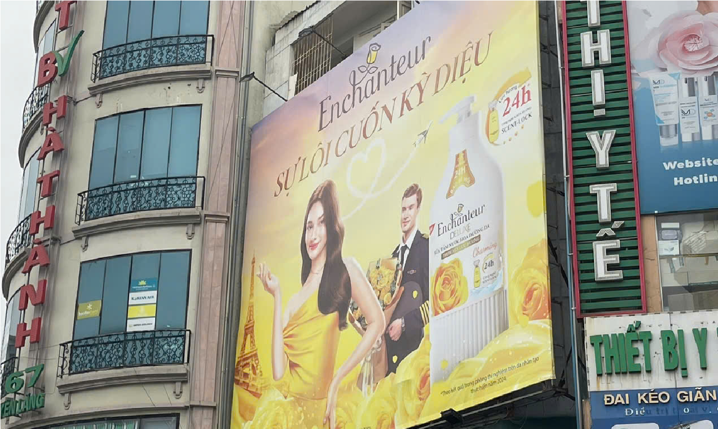 Ẩn họa từ những bảng biển quảng cáo “khủng” ở TP Hà Nội