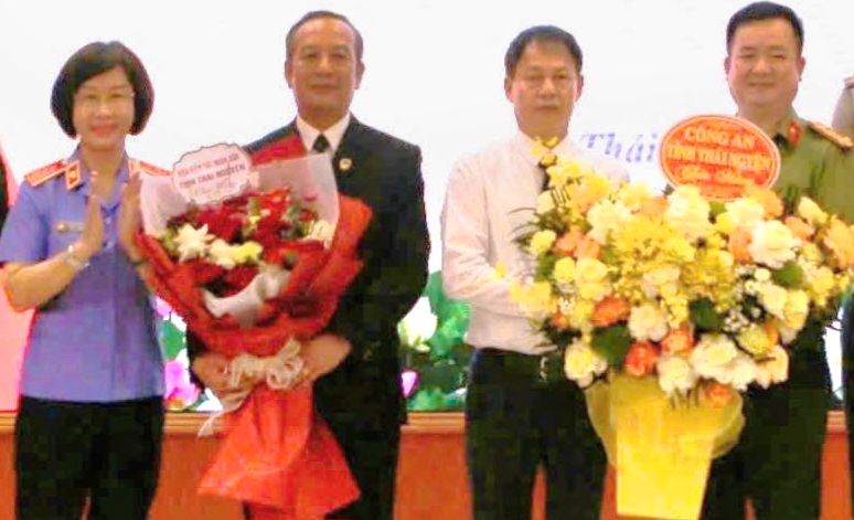 Viện trưởng Viện KSND tỉnh Thái Nguyên chúc mừng Chánh án TAND tỉnh Thái tNguyên nhận Quyết định bổ nhiệm vị trí mới