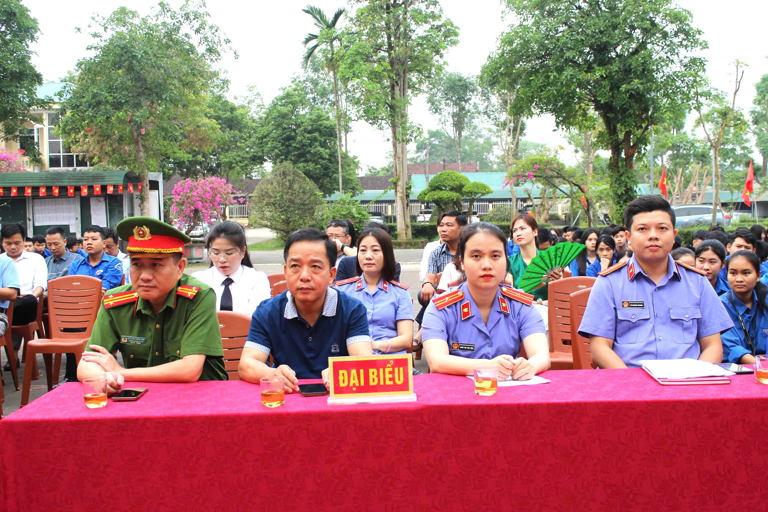 Tuyên truyền, phổ biến pháp luật giao thông đường bộ, thông qua phiên tòa giả định tại trường THPT